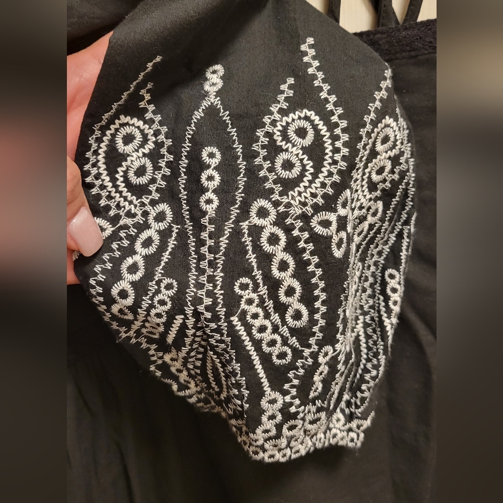 🌴 Francesca's Miami Black Tunic with White Embroidery Mini Dress Size XS Euc - Picture 3 of 8